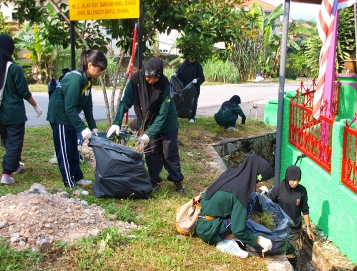 'Untuk Bantu Bentuk Sahsiah', Karim Sokong Idea PM Galakkan Pelajar Bersihkan Tandas