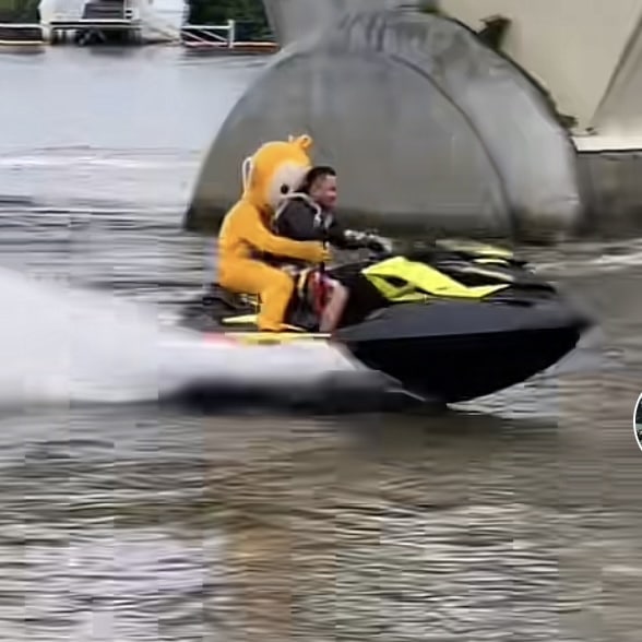 Teletubbies Naik Jet Ski Di Waterfront, Cuit Hati Netizen