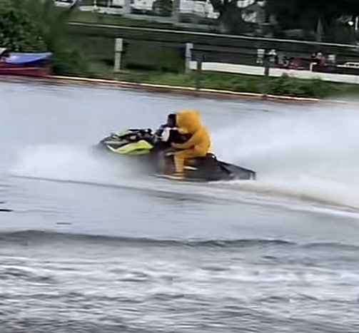 Teletubbies Naik Jet Ski Di Waterfront, Cuit Hati Netizen