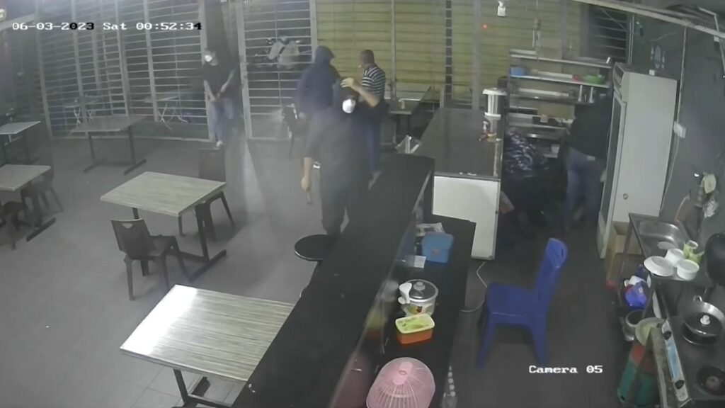 Siap Bawa Samurai, Kedai Di Batu 11 Dedah CCTV Rakam Sekumpulan Individu Rembat Barangan Kedai