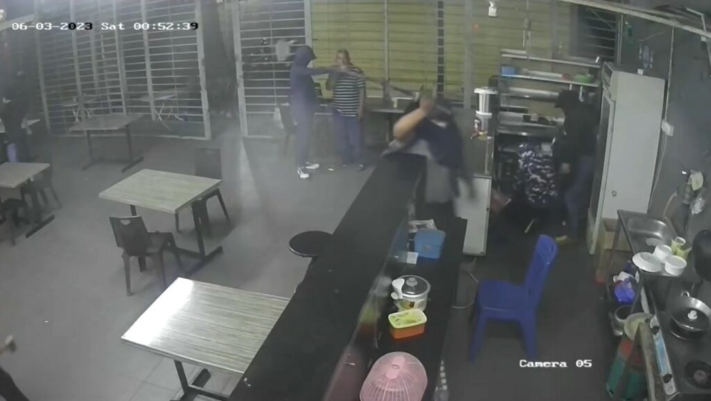 Siap Bawa Samurai, Kedai Di Batu 11 Dedah CCTV Rakam Sekumpulan Individu Rembat Barangan Kedai