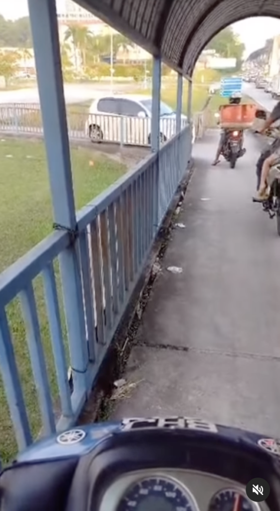 Cuba Lintas Jalan Guna Jejambat Motosikal