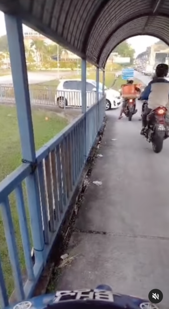 Cuba Lintas Jalan Guna Jejambat Motosikal