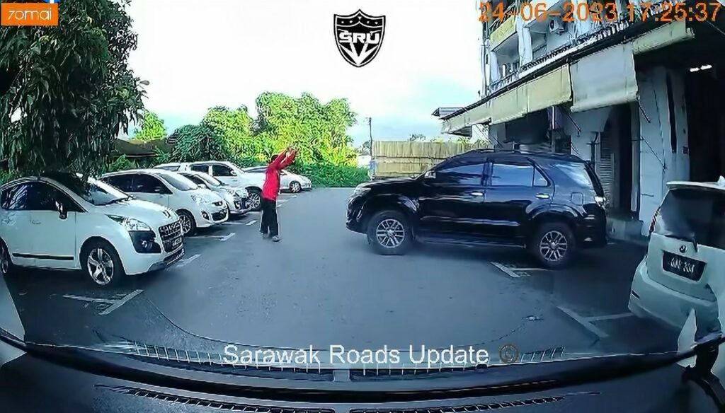 [VIDEO] Siap Sembah Kereta Dan Tunjuk Jari Tengah, Netizen Risau Lihat Lelaki Berbaju Merah Di Kuching