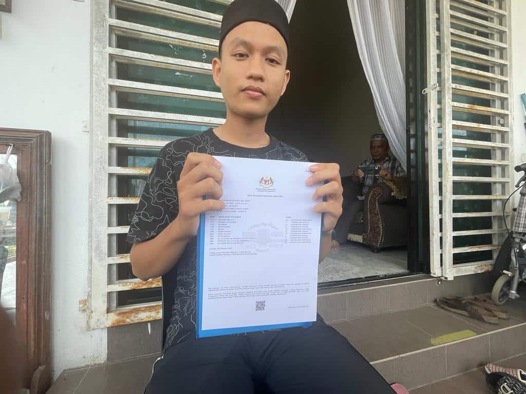 Tak Dapat Hadir Ambil Result SPM Sebab Jaga Ibu Sakit, Cikgu Datang Bawa 'Hadiah' Undang Sebak
