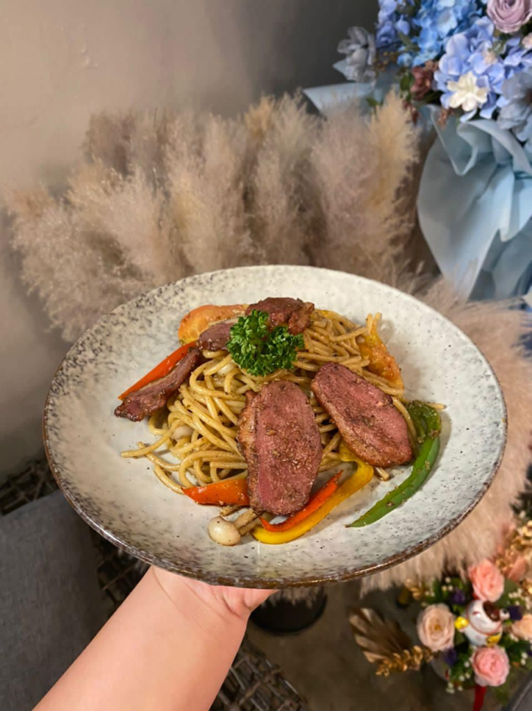 Cafe Aesthetic Di Miri, Nikmati Pelbagai Menu Western Menarik Di Icon Cafe Ini