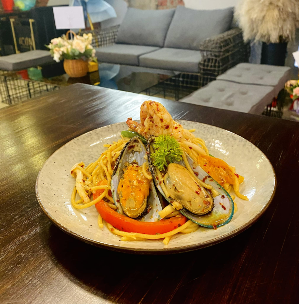 Cafe Aesthetic Di Miri, Nikmati Pelbagai Menu Western Menarik Di Icon Cafe Ini