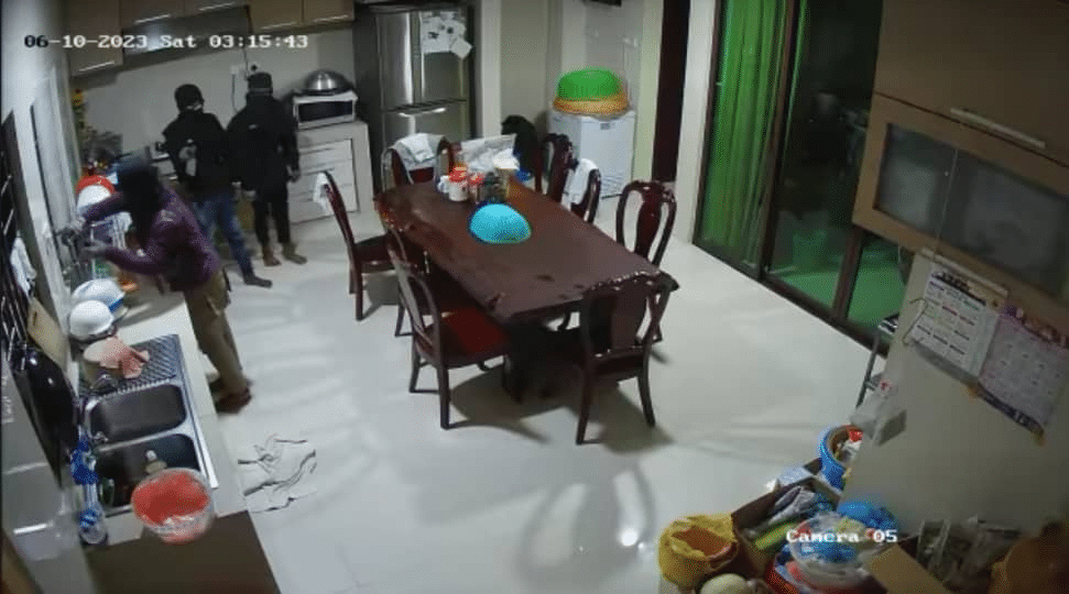 Hanya Curi Makanan, Tiga Lelaki Bertopeng Ceroboh Sebuah Rumah Di Kuching