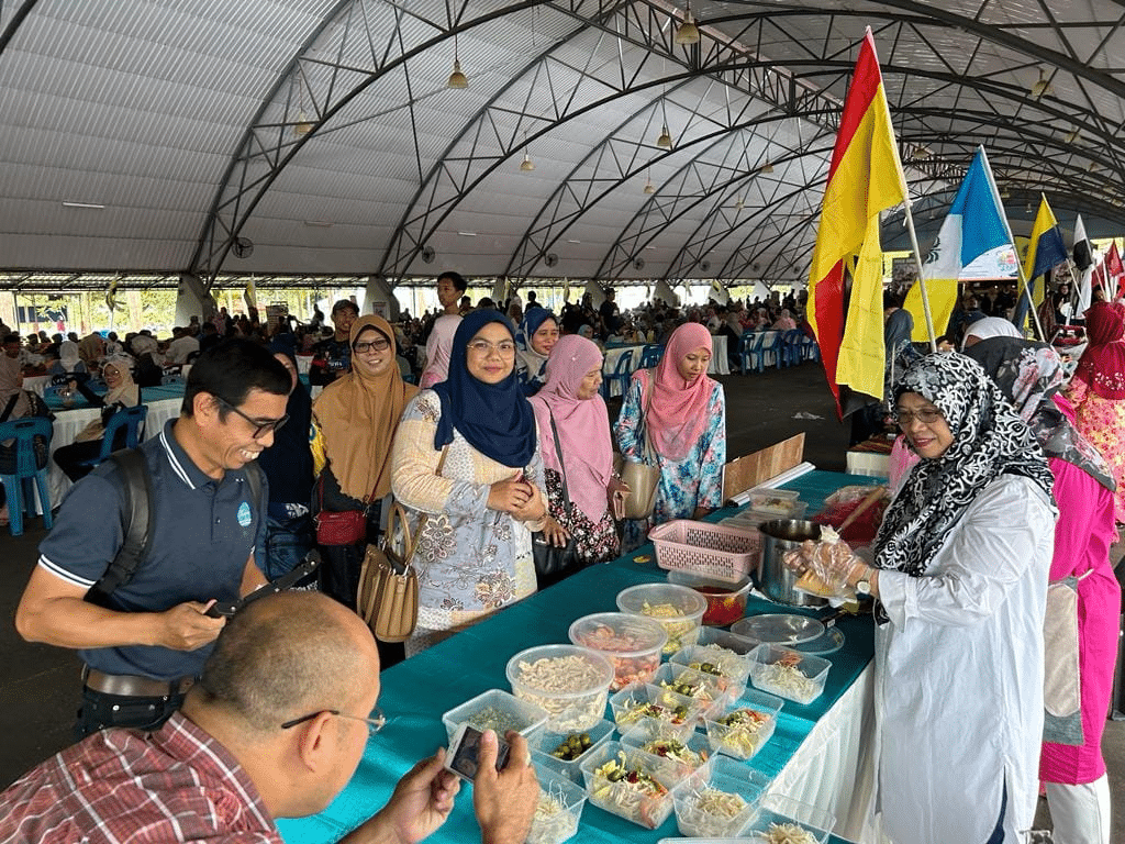 Lain Dari Yang Lain, Laksa Sarawak Jadi Buruan 'Hantu Laksa' Di Pesta Laksa Terbesar Perak