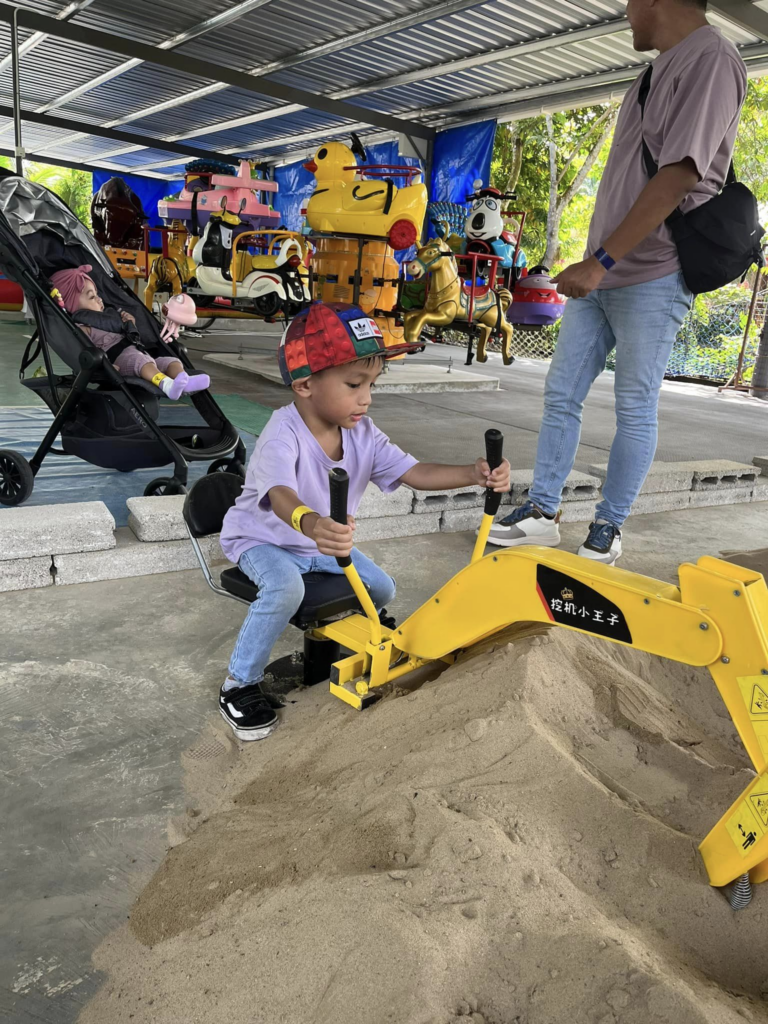 Aktiviti Pandu Sendiri 'Excavator' Jadi Tarikan Terbaru Di KLB Garden Buat Kanak-Kanak