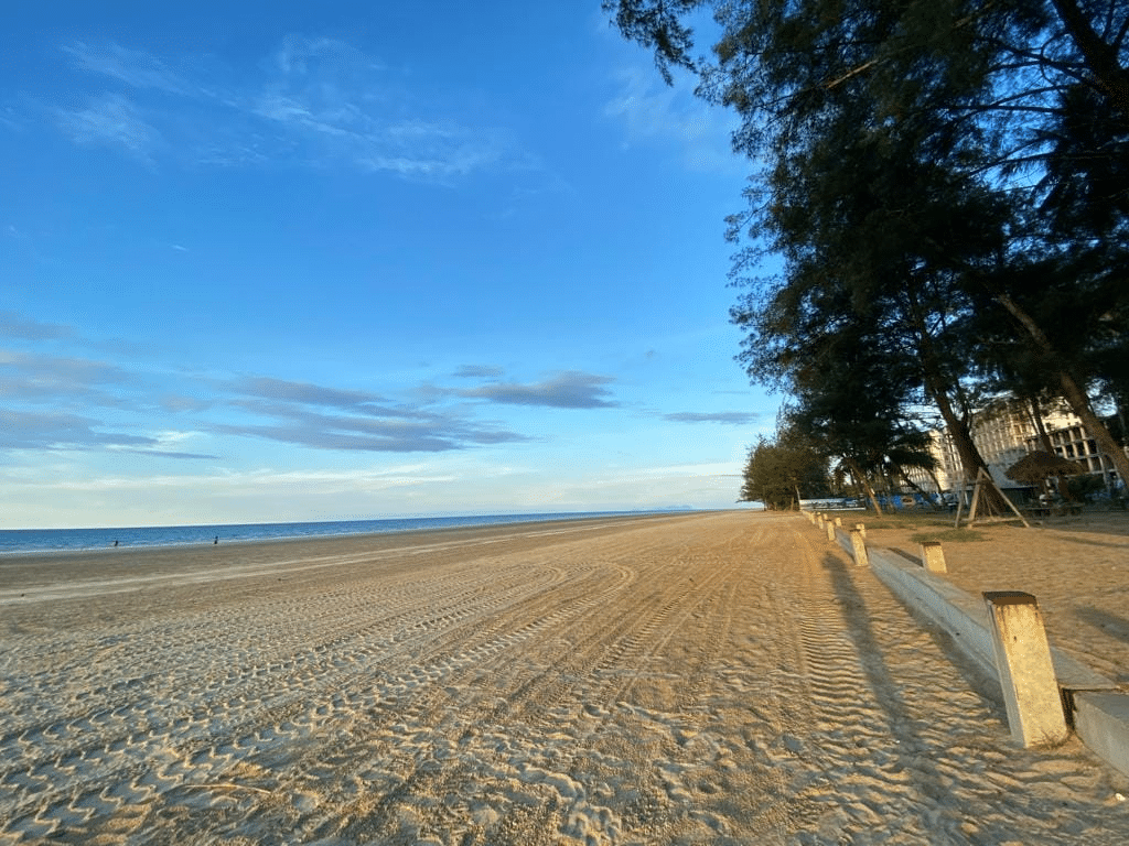 Dikenakan Bayaran Masuk RM5 Seorang, Individu Kesal Dengan Pihak Pengurusan Pantai Trombol
