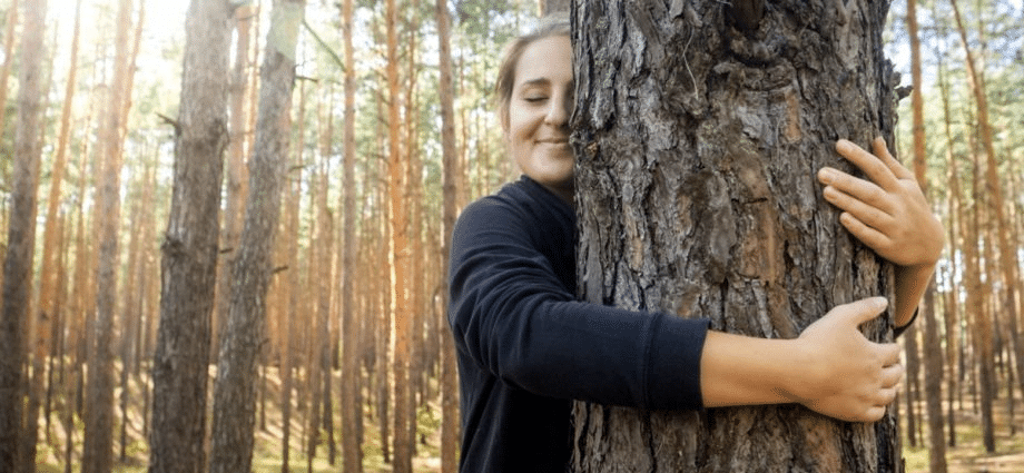 Wanita Dakwa Peluk Pokok Boleh Hilangkan Tekanan, Kurangkan Stress