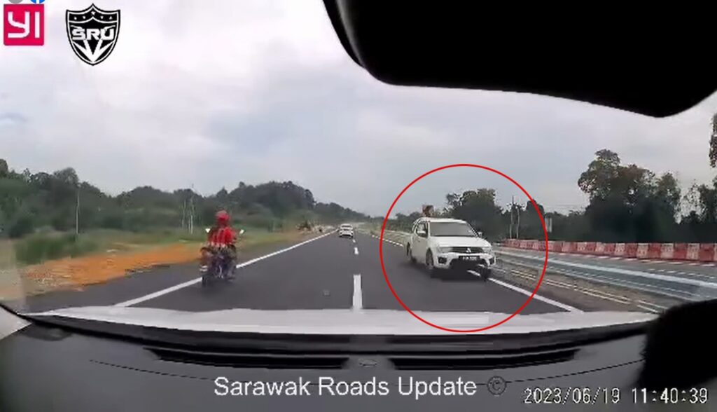 'Selamba Badak' Lawan Arus Di Lorong Laju Di Saratok, Hailak Plat 'W' Ini Undang Kecaman Netizen