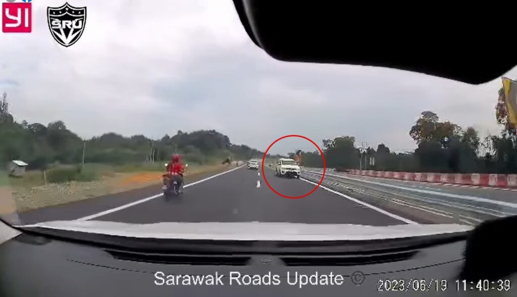 'Selamba Badak' Lawan Arus Di Lorong Laju Di Saratok, Hailak Plat 'W' Ini Undang Kecaman Netizen