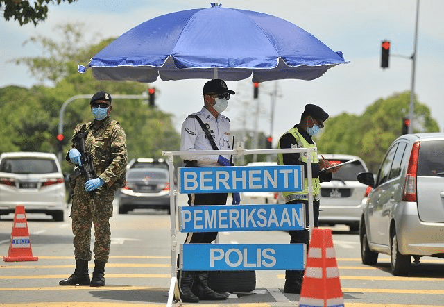 Polis Lepas Tembakan, Pasangan Rempuh 'Roadblock' Rupanya Suspek Curi Kenderaan Di Kuching
