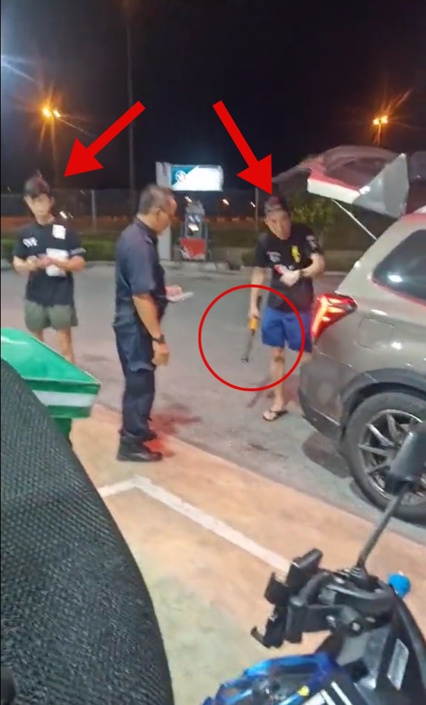 Tindakan Berani Abang Grab, 2 Warga Singapura Bengang Ditegur Setelah Kantoi Isi Petrol Dalam Tong