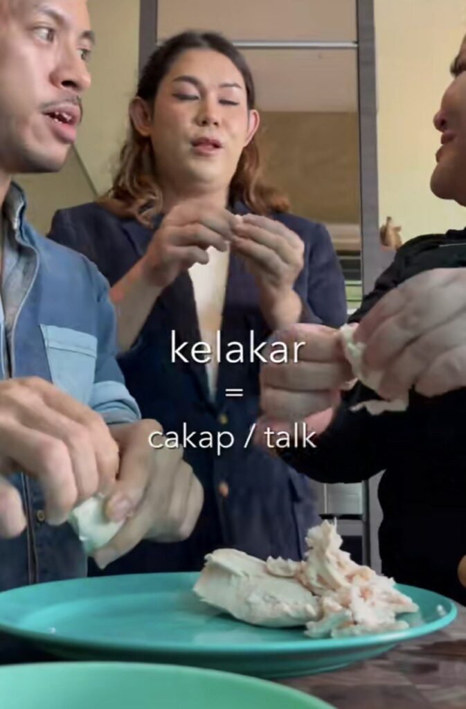 Masak Laksa Sarawak Sambil Belajar Bahasa Sarawak, Netizen Terhibur Lihat Gelagat TikTokers Ini