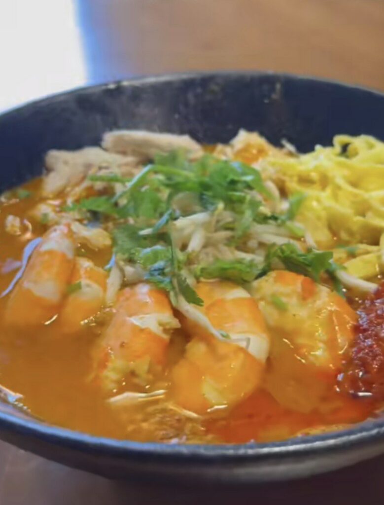 Masak Laksa Sarawak Sambil Belajar Bahasa Sarawak, Netizen Terhibur Lihat Gelagat TikTokers Ini