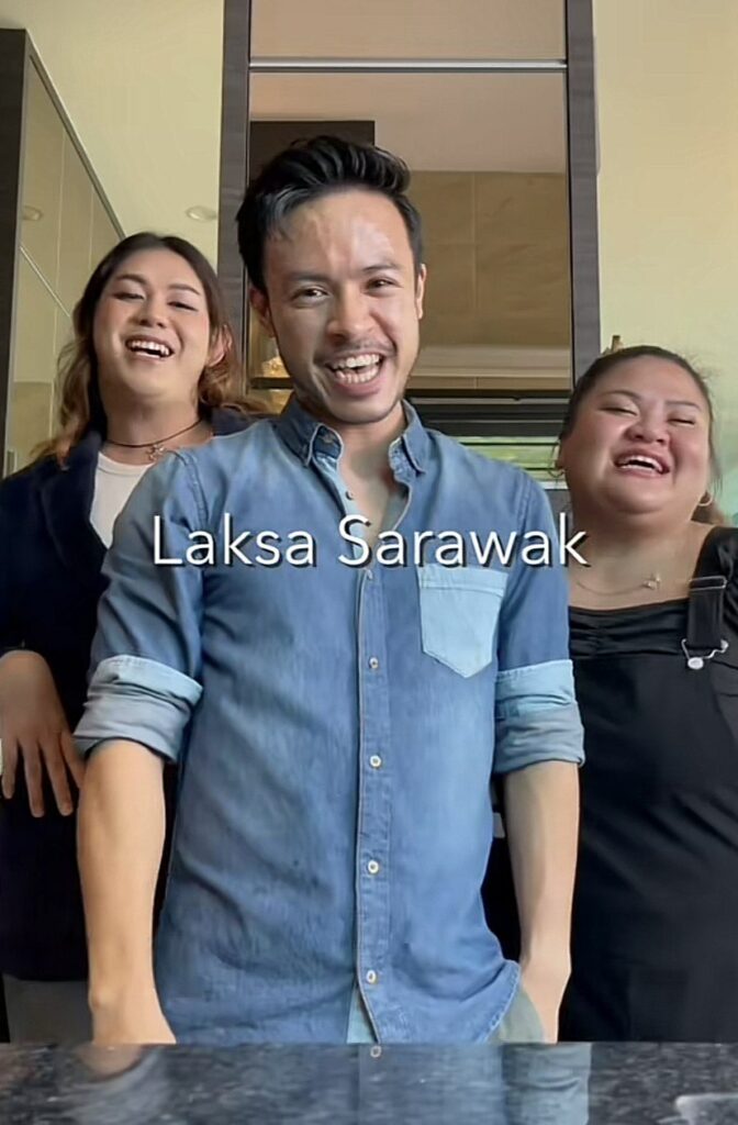 Masak Laksa Sarawak Sambil Belajar Bahasa Sarawak, Netizen Terhibur Lihat Gelagat TikTokers Ini