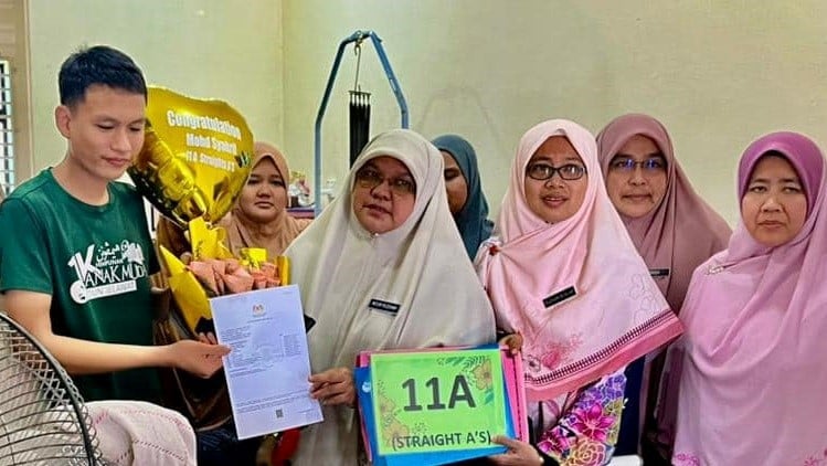 Tak Dapat Hadir Ambil Result SPM Sebab Jaga Ibu Sakit, Cikgu Datang Bawa 'Hadiah' Undang Sebak