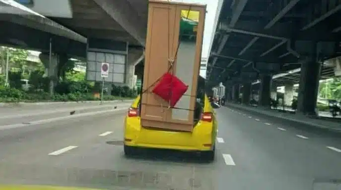 Pemandu Selamba Bawa Almari, Dalam But Teksi