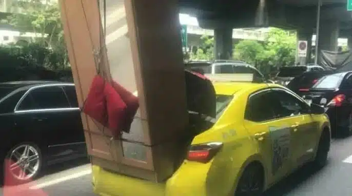 Pemandu Selamba Bawa Almari, Dalam But Teksi
