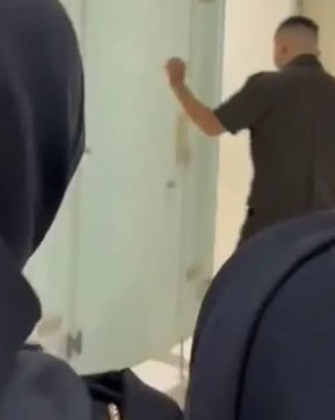 2 Pelajar Sekolah Kantoi Berasmaradana Dalam Tandas