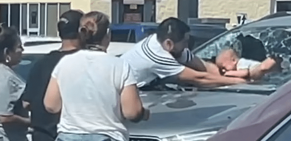 Bayi Terkunci Dalam Kereta Ketika Cuaca Panas Terik