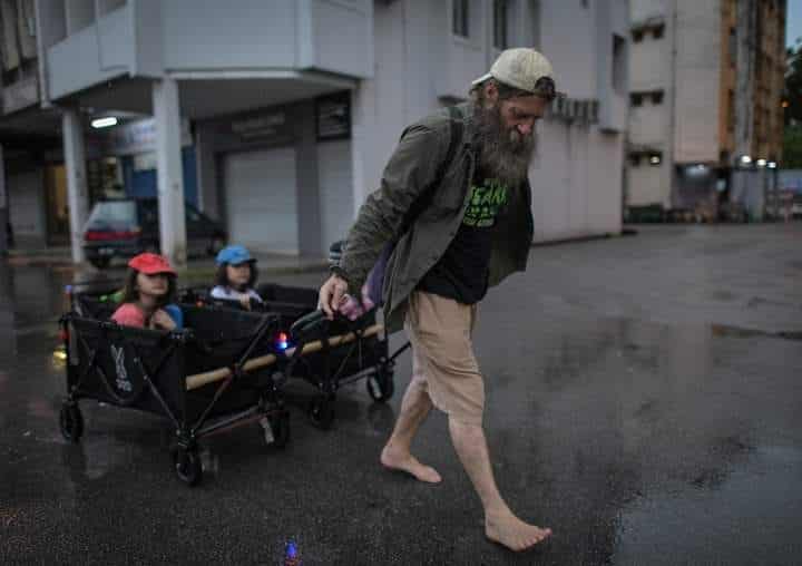 Individu Bersimpati Dengan Mat Salih Berkaki Ayam, Tolak Anak Guna Troli Di Kuching