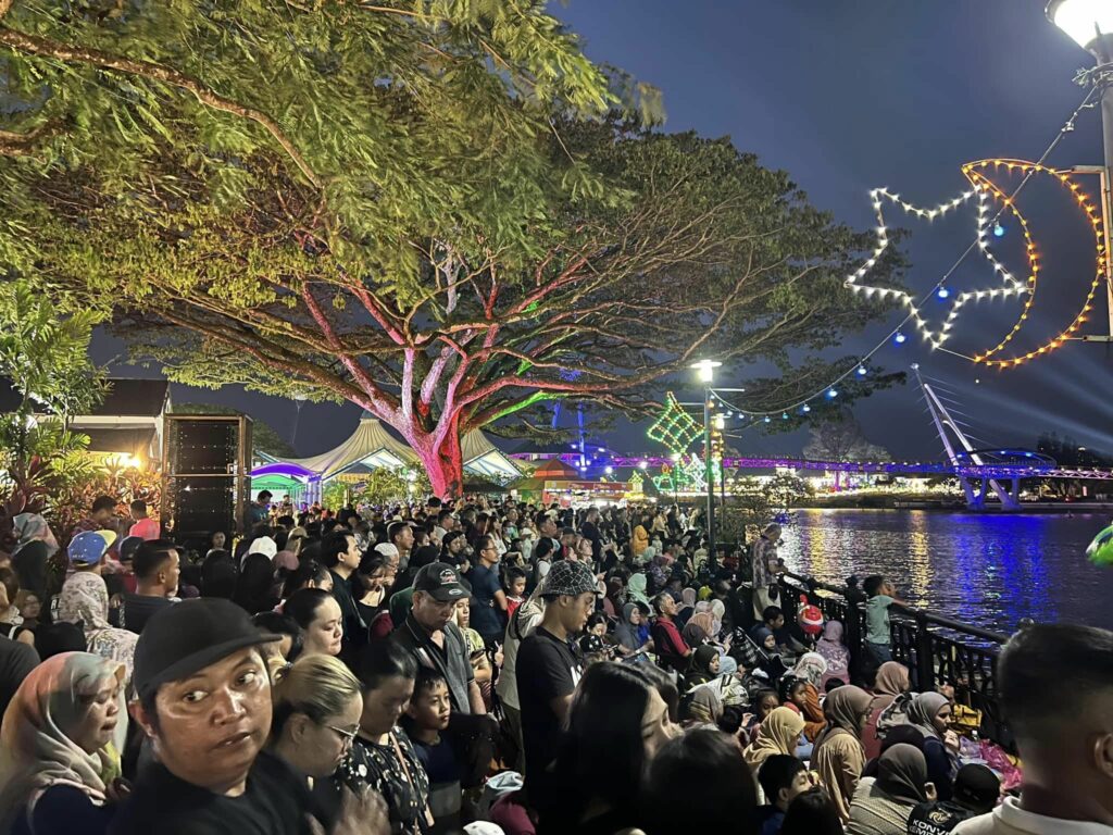 Kapal Berhias Berjaya Buat Comeback, Lebih 10,000 Pengunjung Datang Meriahkan Waterfront Kuching