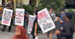 Bangga Pegang Sepanduk Sokong LGBT, Netizen 'Sekolahkan' Geng Pelangi Ini