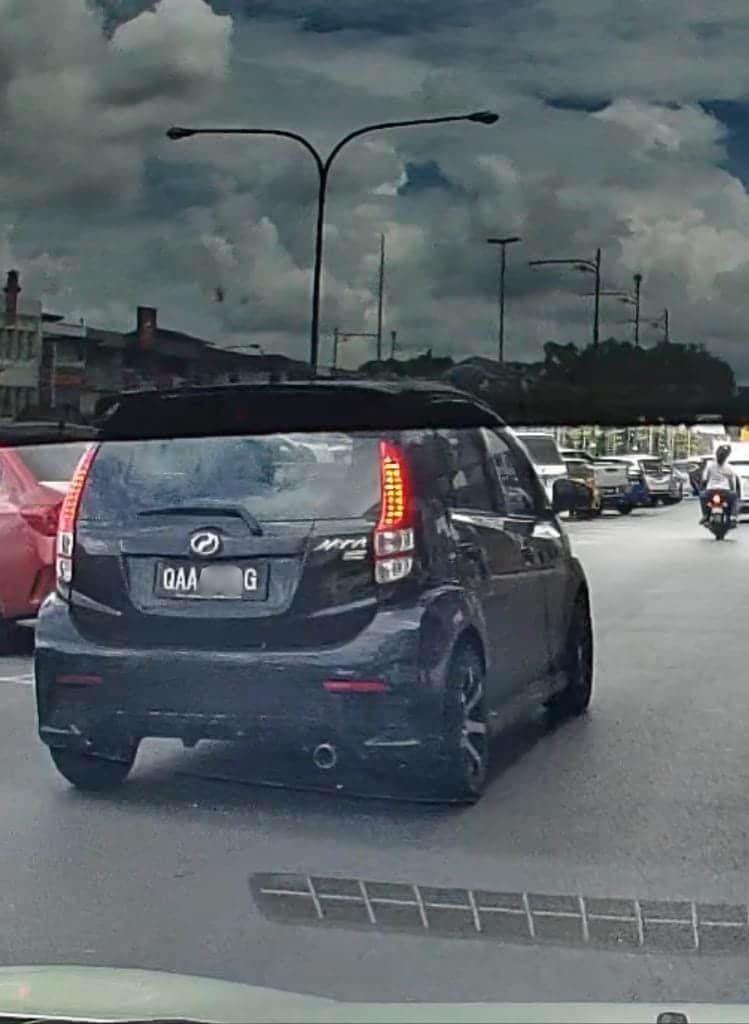 Selamba Baling Botol Pada Maskot, Warga Kuching 'Sekolahkan' Pemandu King Myvi Ini