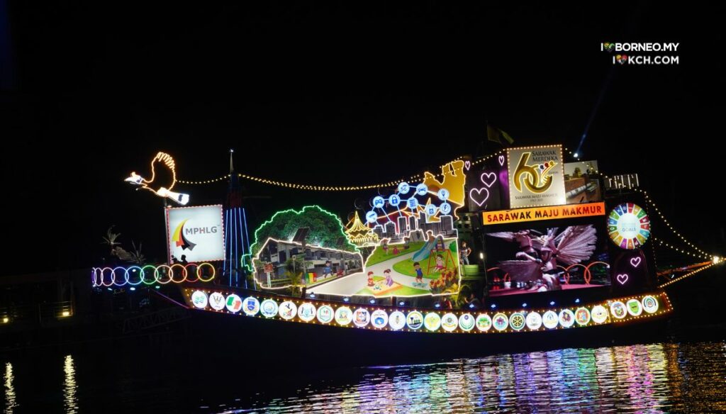 Kapal Berhias Berjaya Buat Comeback, Lebih 10,000 Pengunjung Datang Meriahkan Waterfront Kuching