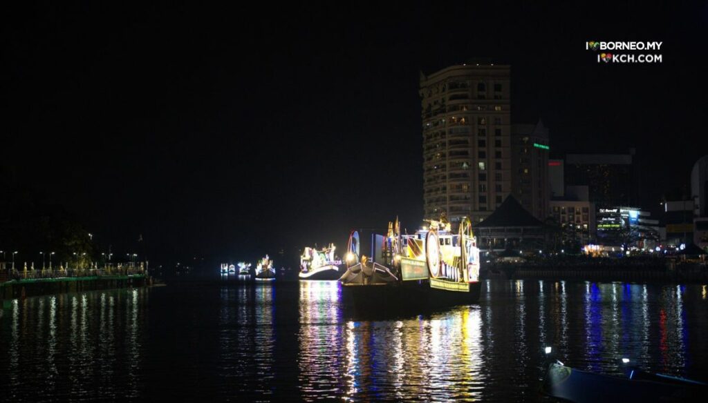 Kapal Berhias Berjaya Buat Comeback, Lebih 10,000 Pengunjung Datang Meriahkan Waterfront Kuching