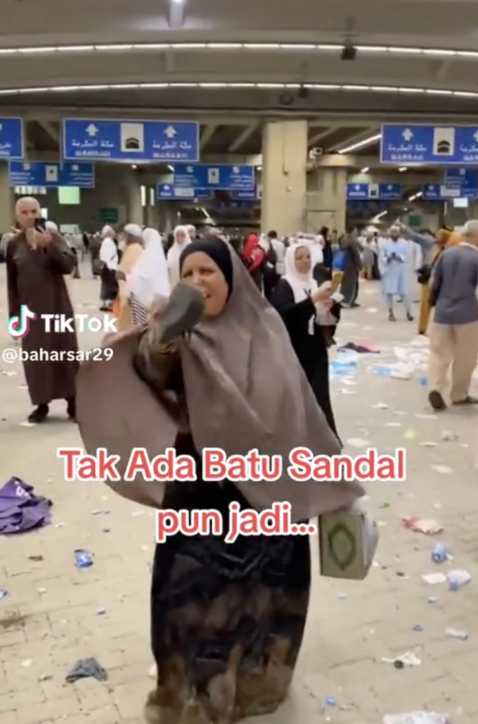 Tular Di Tiktok, Wanita Melontar Jamrah Guna Sandal