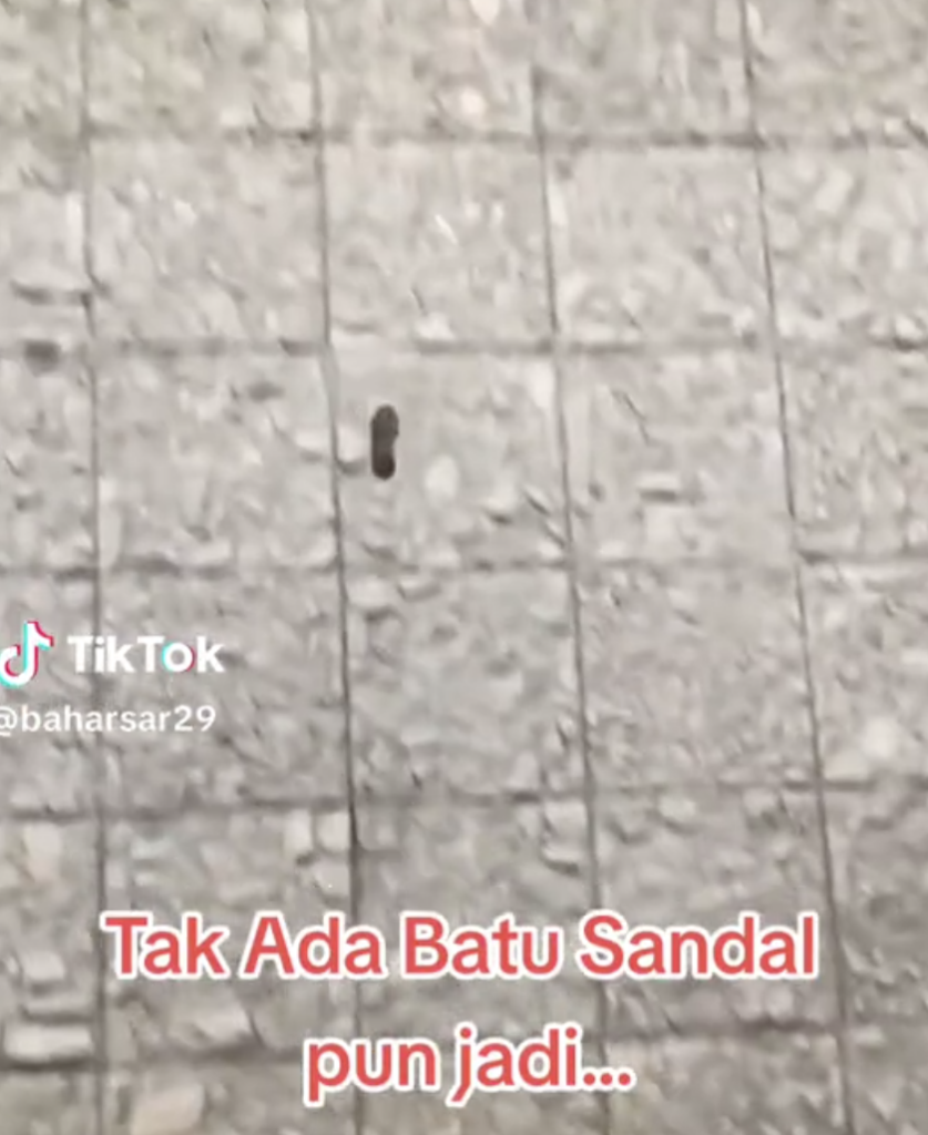Tular Di Tiktok, Wanita Melontar Jamrah Guna Sandal