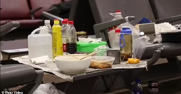 Gara-Gara Tak Nak Kena 'Pau' Bini, Lelaki Ini Rela Tinggal Dalam Lapangan Terbang 14 Tahun