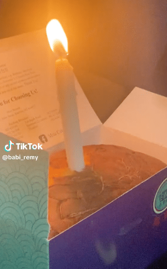 Sambut Hari Jadi Rakan, Guna Lilin 'Sebesar Alam' Letak Atas Kek Mita