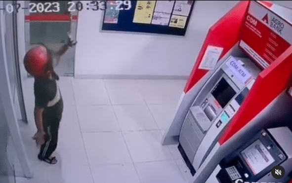Penjenayah Berlagak Berani, Siap Lambai CCTV Sebelum Rosakkan 2 Mesin ATM Di Limbang