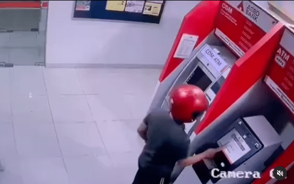 Penjenayah Berlagak Berani, Siap Lambai CCTV Sebelum Rosakkan 2 Mesin ATM Di Limbang