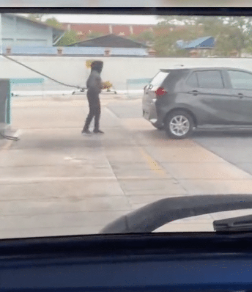 Parkir Kereta Luar Kotak, Wanita Struggle Nak Isi Minyak Sebab Hos Tak Sampai