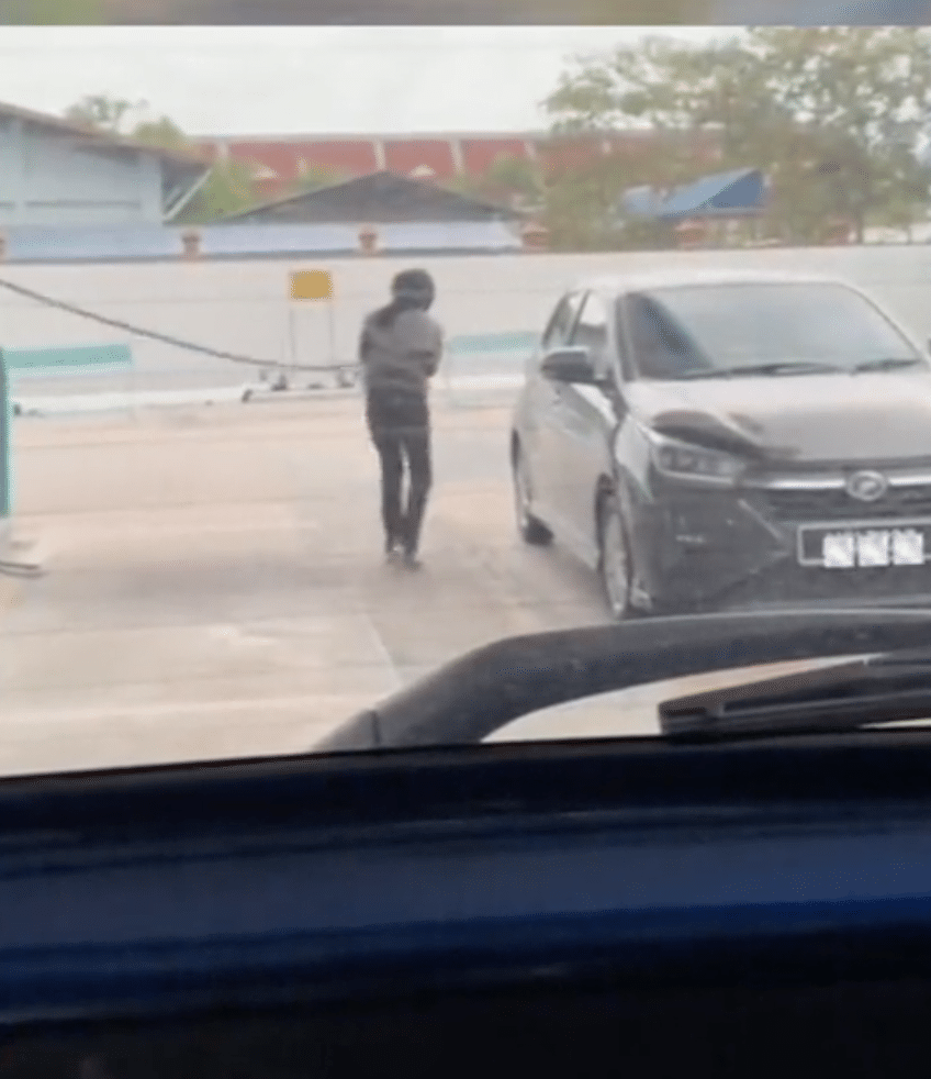 Parkir Kereta Luar Kotak, Wanita Struggle Nak Isi Minyak Sebab Hos Tak Sampai