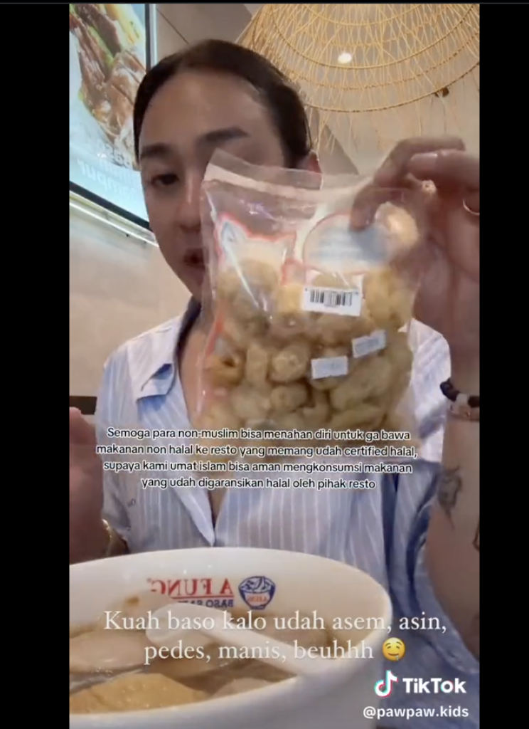 Influencer Dikecam Campurkan Keropok Babi Dengan Bakso, Di Kedai Halal