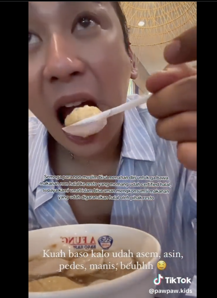Influencer Dikecam Campurkan Keropok Babi Dengan Bakso, Di Kedai Halal