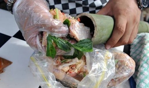 Individu Kembang Tekak Jumpa Kepala Dan Ekor Cicak Dalam Ayam Pansuh Di Sarawak
