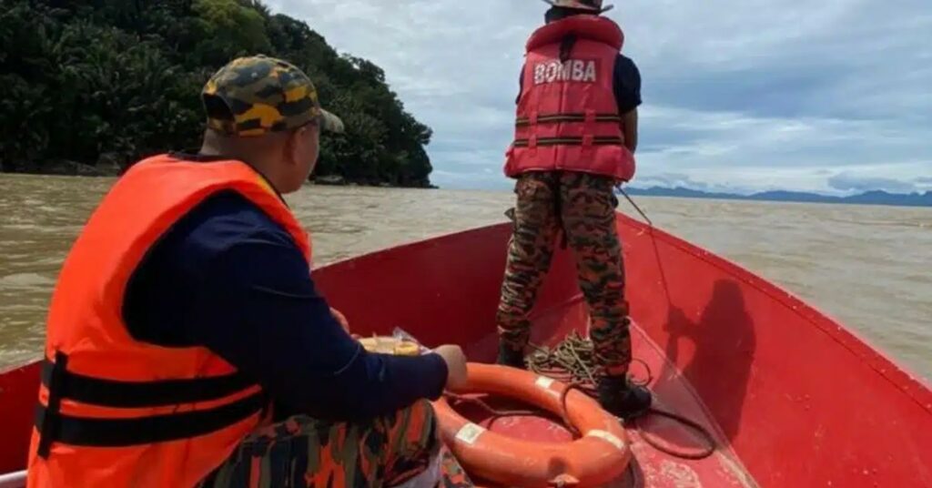 Operasi Apung Kapal Kargo Terbalik Di Sebuyau Sambung Hari Ini