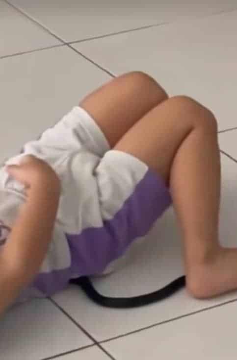 Budak Lelaki Tindih Ular Senduk, Penjaga Tenang Masih Boleh Rakam Video