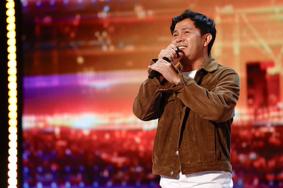 Suara Unik Dan Seksi, Cakra Khan Peroleh '4 Yes' Dan Raih Pujian Dari 4 Juri Dan Penonton AGT