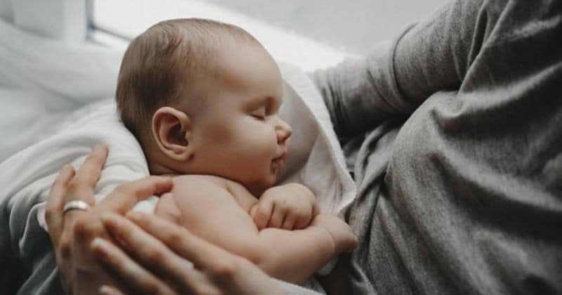 Demi Beli iPhone 14, Suami Isteri Sanggup Jual Bayi Berusia 8 Bulan