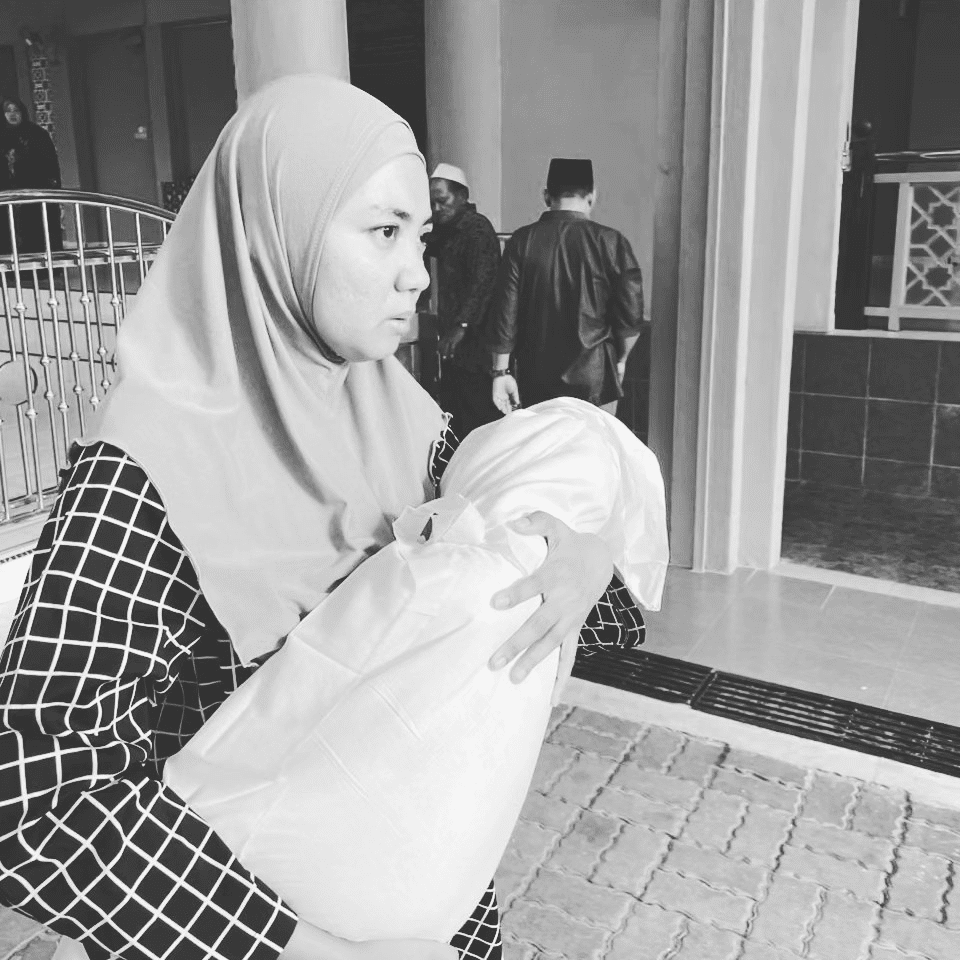 Ibu Terkilan, Anak Meninggal Lepas 21 Kali Cirit-Birit Hanya Diberi Air Garam Oleh Klinik Kesihatan